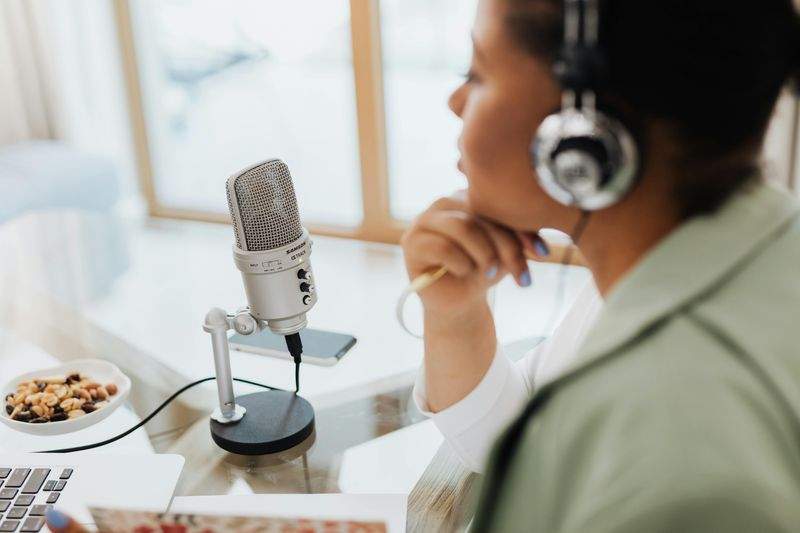 Profesjonell podkastinnspilling i lydisolert studio